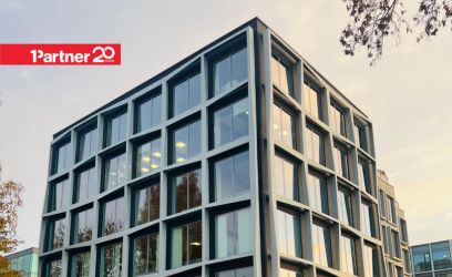 Pilte Büroo, kus ruum ja valgus loovad inspireeriva töökeskkonna.