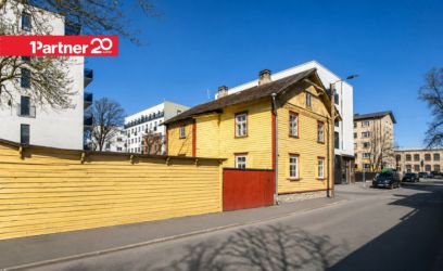Image of Ajalooline kahekorruseline puitelamu Uue Maailma südames