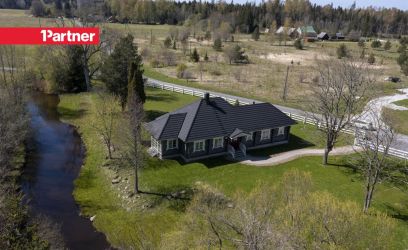 Image of Oja kaldal ainulaadse arhitektuuriga palkmaja.