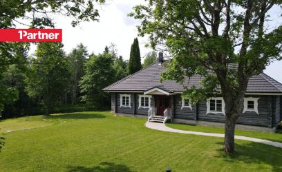 Image of Oja kaldal ainulaadse arhitektuuriga palkmaja.