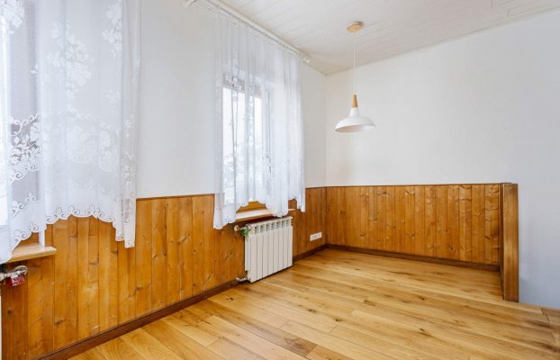 Image 4 of 32