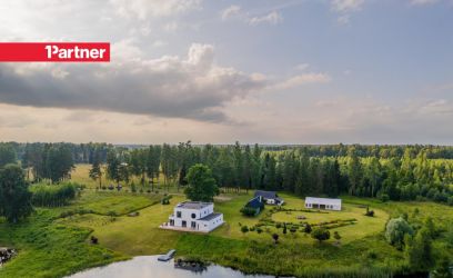 Pilte Esinduslik eramu oma järve kaldal.