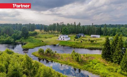 Pilte Esinduslik eramu oma järve kaldal.