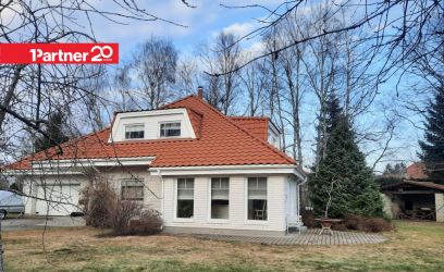 Pilte Kakumäe ranna lähedal vaiksel kõrvaltänaval.