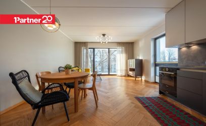 Pilte SUURE RÕDU JA HOOVIVAATEGA KESKLINNA KODU VAIKSEL TÄNAVAL!