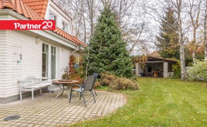 Pilte Kakumäe ranna lähedal vaiksel kõrvaltänaval.