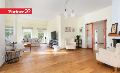 Pilte Kakumäe ranna lähedal vaiksel kõrvaltänaval.