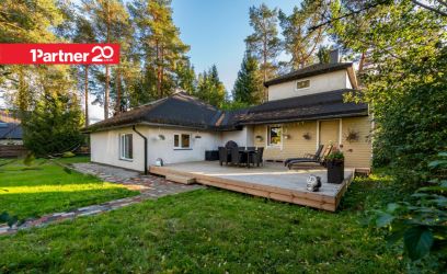 Image of PERESÕBRALIK JA VALGUSKÜLLANE KODU METSANURMES, SAKU LÄHISTEL