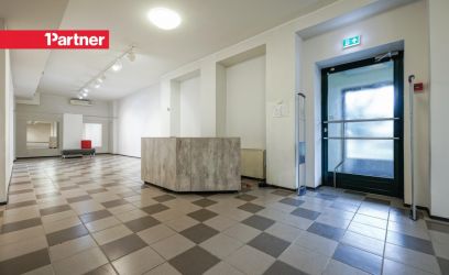 Pilte Müüme kaubandus-teenindus hoone Kadaka teel.