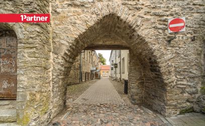 Pilte Müüa üürituluga ärihoone Tallinna vanalinnas – Bremeni käik 1
