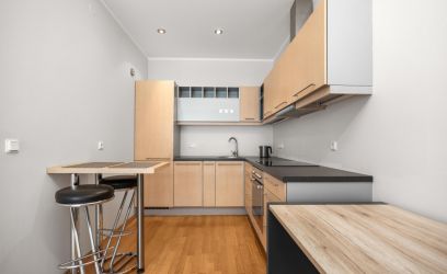 Pilte KÕRGETE LAGEDEGA KORTER SOLARIS KESKUSE KÕRVAL!