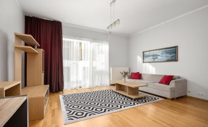 Pilte KÕRGETE LAGEDEGA KORTER SOLARIS KESKUSE KÕRVAL!