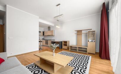 Pilte KÕRGETE LAGEDEGA KORTER SOLARIS KESKUSE KÕRVAL!