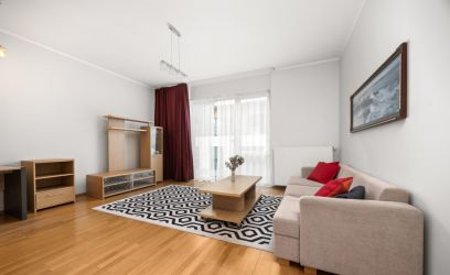 Pilte KÕRGETE LAGEDEGA KORTER SOLARIS KESKUSE KÕRVAL!