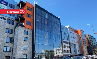 Image of Kesklinna hoone suure parkimisplatsi juures!