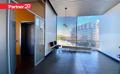 Image of Kesklinna hoone suure parkimisplatsi juures!