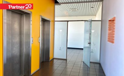 Image of Kesklinna hoone suure parkimisplatsi juures!