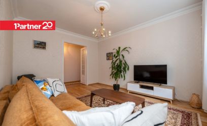 Pilte KÕRGETE LAGEDEGA ELEGANTNE SISEHOOVI VAATEGA KESKLINNA KODU!