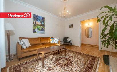 Pilte KÕRGETE LAGEDEGA ELEGANTNE SISEHOOVI VAATEGA KESKLINNA KODU!