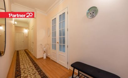 Pilte KÕRGETE LAGEDEGA ELEGANTNE SISEHOOVI VAATEGA KESKLINNA KODU!