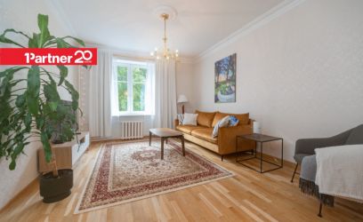 Pilte KÕRGETE LAGEDEGA ELEGANTNE SISEHOOVI VAATEGA KESKLINNA KODU!