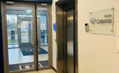 Image of Büroo, kus ruum ja valgus loovad inspireeriva töökeskkonna.