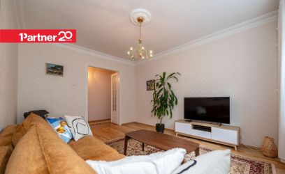 Pilte KÕRGETE LAGEDEGA ELEGANTNE SISEHOOVI VAATEGA KESKLINNA KODU!