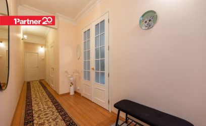 Pilte KÕRGETE LAGEDEGA ELEGANTNE SISEHOOVI VAATEGA KESKLINNA KODU!