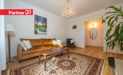 Pilte KÕRGETE LAGEDEGA ELEGANTNE SISEHOOVI VAATEGA KESKLINNA KODU!