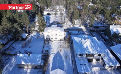 Image of Müüa ajaloolise hõnguga retrostiilis majaosa Nõmme männimetsas.