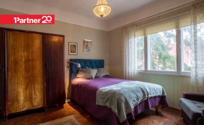 Image of Müüa ajaloolise hõnguga retrostiilis majaosa Nõmme männimetsas.