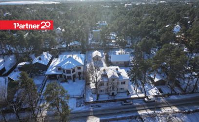 Image of Müüa ajaloolise hõnguga retrostiilis majaosa Nõmme männimetsas.