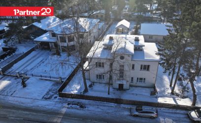 Image of Müüa ajaloolise hõnguga retrostiilis majaosa Nõmme männimetsas.