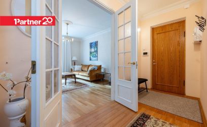 Pilte KÕRGETE LAGEDEGA ELEGANTNE SISEHOOVI VAATEGA KESKLINNA KODU!