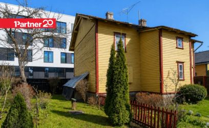 Image of Ajalooline kahekorruseline puitelamu Uue Maailma südames