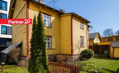 Image of Ajalooline kahekorruseline puitelamu Uue Maailma südames