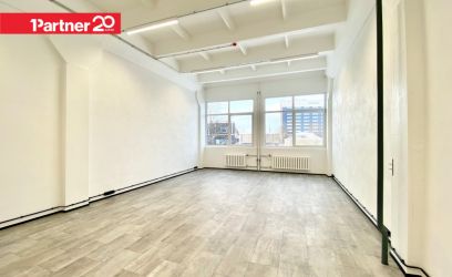 Pilte VÄRSKELT RENOVEERITUD KÕRGETE LAGEDEGA ÄRIPIND.