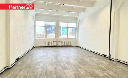 Pilte VÄRSKELT RENOVEERITUD KÕRGETE LAGEDEGA ÄRIPIND.