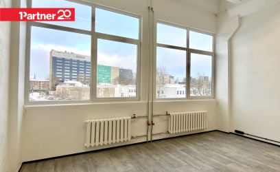 Pilte VÄRSKELT RENOVEERITUD KÕRGETE LAGEDEGA ÄRIPIND.