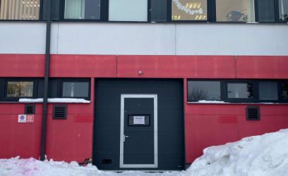 Pilte Üürile anda kaubanduspind koos laoga