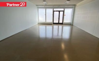 Pilte Üürile anda kaubanduspind koos laoga