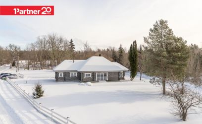 Image of Oja kaldal ainulaadse arhidektuuriga palkmaja, mööbel hinnas.