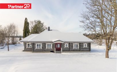 Image of Oja kaldal ainulaadse arhidektuuriga palkmaja, mööbel hinnas.