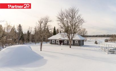 Image of Oja kaldal ainulaadse arhidektuuriga palkmaja, mööbel hinnas.