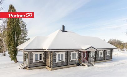 Image of Oja kaldal ainulaadse arhidektuuriga palkmaja, mööbel hinnas.