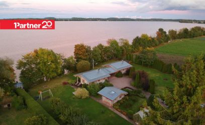 Pilte UNISTUSTE SUVEKODU OTSE JÄRVE KALDAL