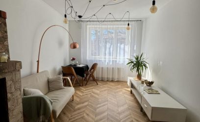 Pilte VÄRSKELT RENOVEERITUD KORTER RUKKI TÄNAVAL - OLEMAS ON KAMIN!