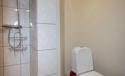 Pilte Soodsate kuludega linnakodu Uue-Maailma vaiksel tänaval