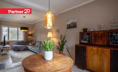 Image of Müüa ajaloolise hõnguga retrostiilis majaosa Nõmme männimetsas.